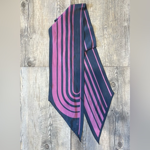 Vintage/Retro Vera Neumann Neck Scarf - Pink and Grey Abstract Striped Wing Tip. - Picture 3 of 6